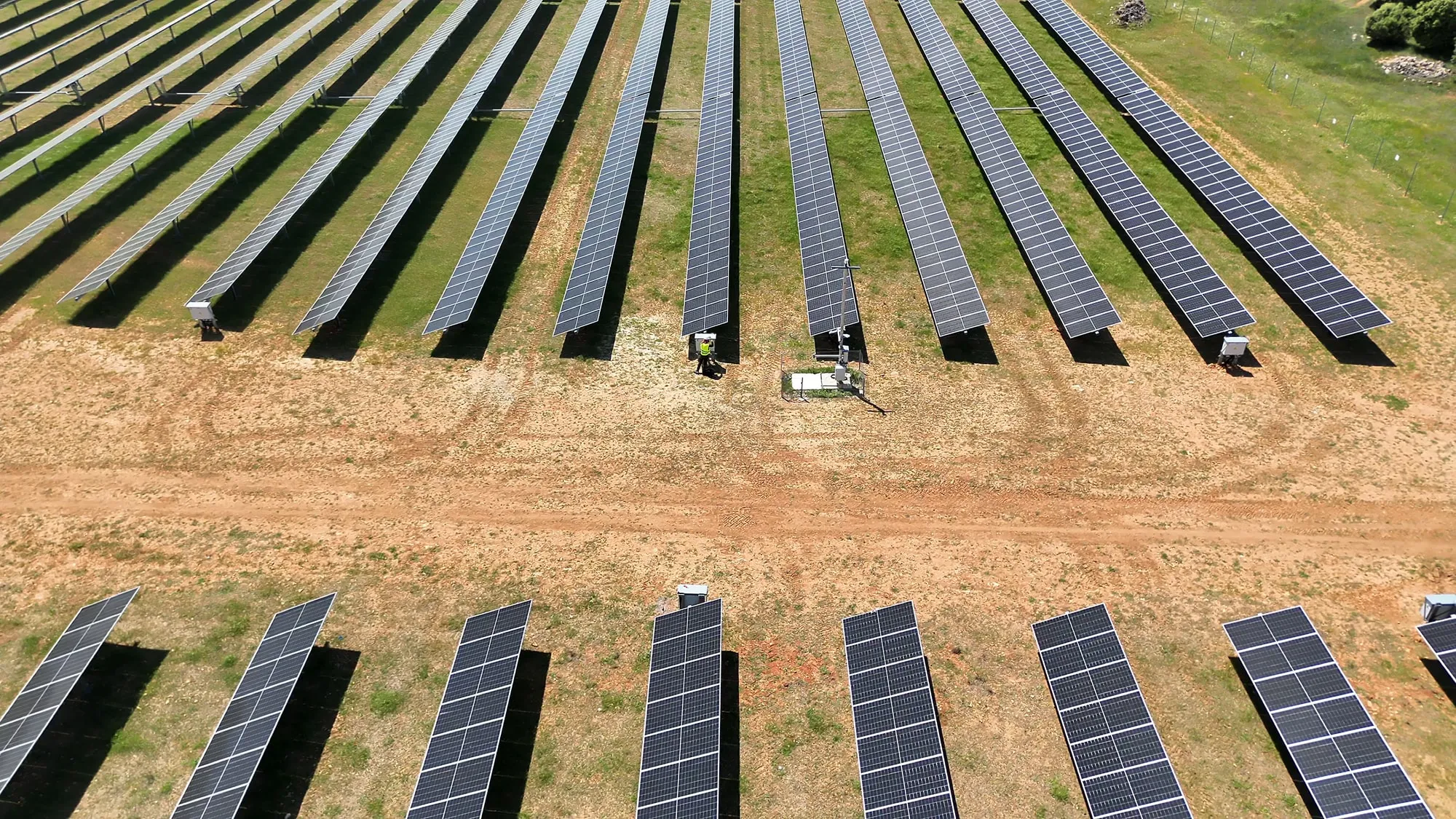 Vista aérea de filas de paneles solares en una planta fotovoltaica