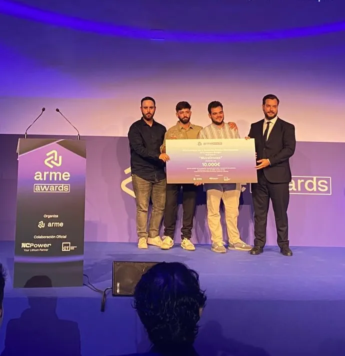 El equipo recoge un premio en el escenario de una entrega de galardones