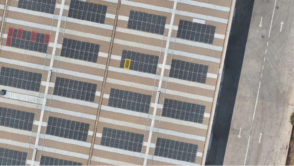 Vista aérea de una cubierta fotovoltaica con las anomalías marcadas y su lista en la plataforma HELIUS