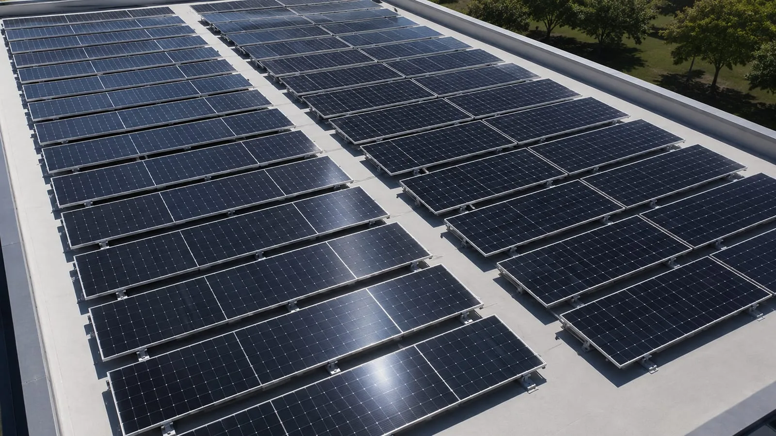 Filas de módulos fotovoltaicos sobre una cubierta plana
