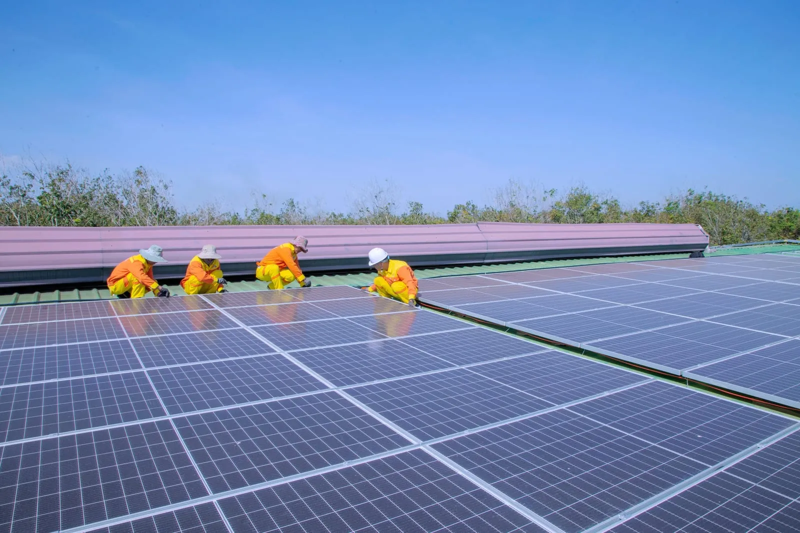 Operarios revisando módulos fotovoltaicos sobre una cubierta