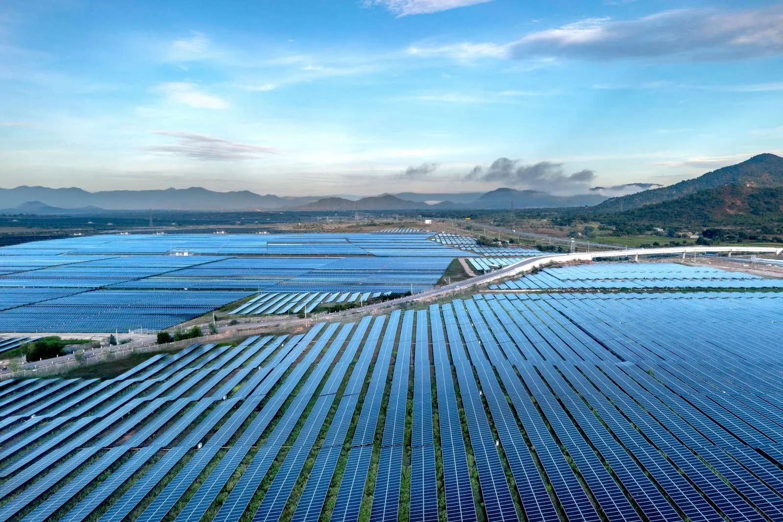Vista aérea de una gran planta fotovoltaica al amanecer